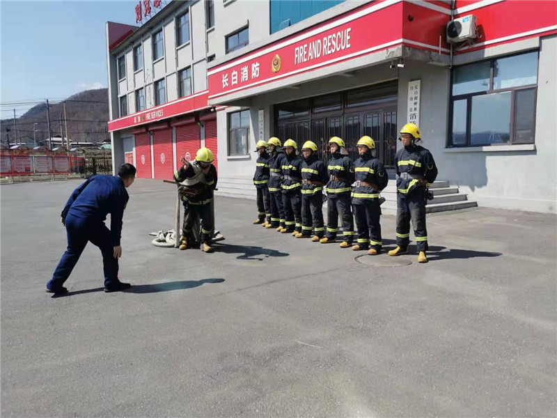 两江消防救援站组织开展30米拖重专项训练